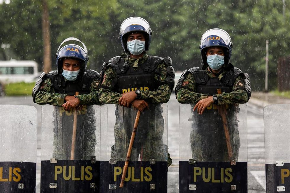Archivo - 04 October 2021, Philippines, Manila: Anti-riot police stand in formation as Manila Mayor Isko Moreno arrives to file his certificate of candidacy for president in the 2022 national elections before the Commission on Elections at the Sofitel H