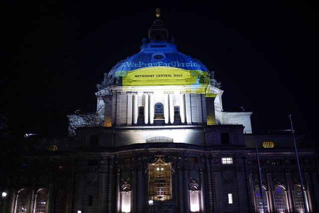 Archivo - 02 April 2022, United Kingdom, London: A graphic of the Ukrainian flag projected onto the side of Methodist Central Hall as churches across the UK and Ireland unite in prayer for the people of Ukraine and an end to the conflict. Photo: Yui Mok/P