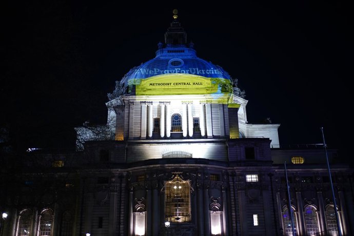 Archivo - 02 April 2022, United Kingdom, London: A graphic of the Ukrainian flag projected onto the side of Methodist Central Hall as churches across the UK and Ireland unite in prayer for the people of Ukraine and an end to the conflict. Photo: Yui Mok