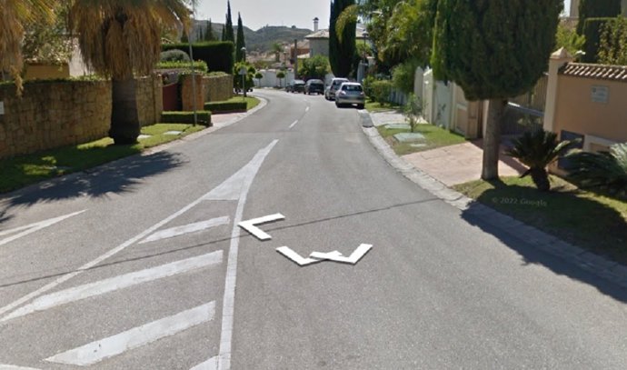 Cruce en el que se produjo el choque frontal entre dos vehículos en la Urbanización Mijas Golf.