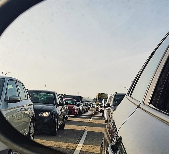 Atasco en la autopista "Y" (A-66)