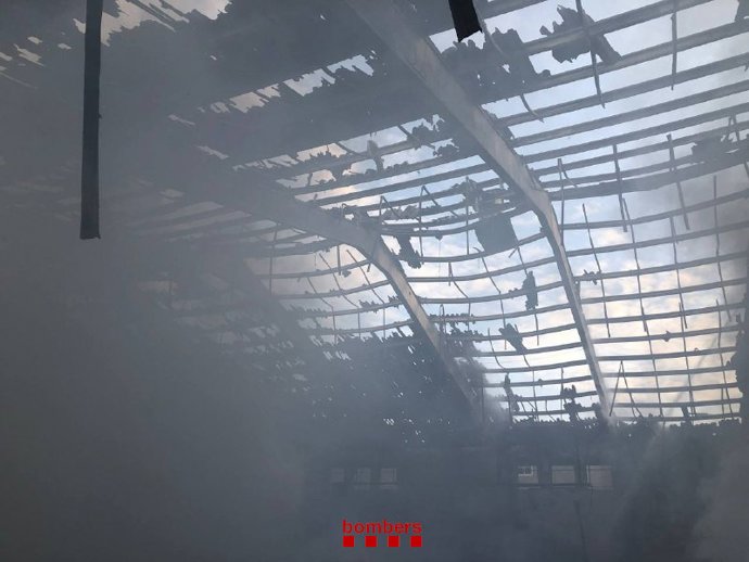 Nave incendiada en la avenida Europa de Granollers (Barcelona)