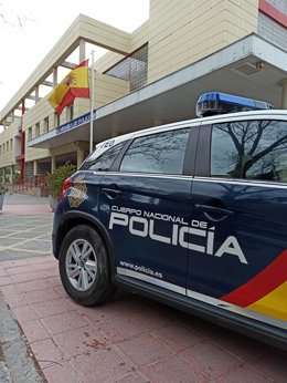 Coche de Policía Nacional junto a la Comisaría de Guadalajara