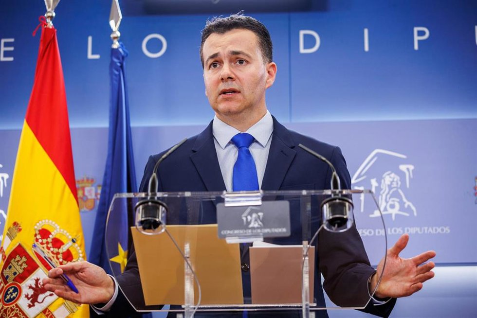 El portavoz del PSOE en el Congreso, Héctor Gómez, interviene en una rueda de prensa posterior a la comparecencia de la directora del CNI en el Congreso de los Diputados, a 5 de mayo de 2022, en Madrid (España)
