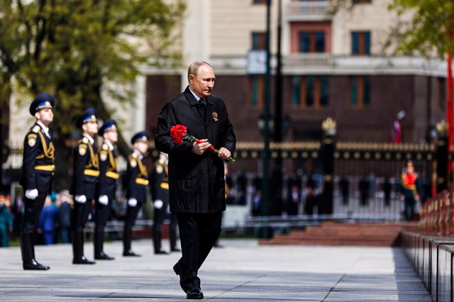 El presidente ruso, Vladimir Putin, deposita flores en la Tumba del Soldado Desconocido en memoria de las ciudades heroicas.  Foto: - / Kremlin / dpa
