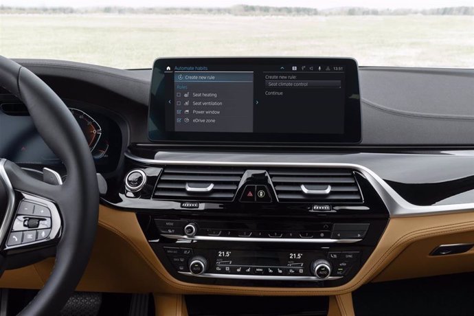 Imagen de una pantalla en el interior de un modelo de BMW