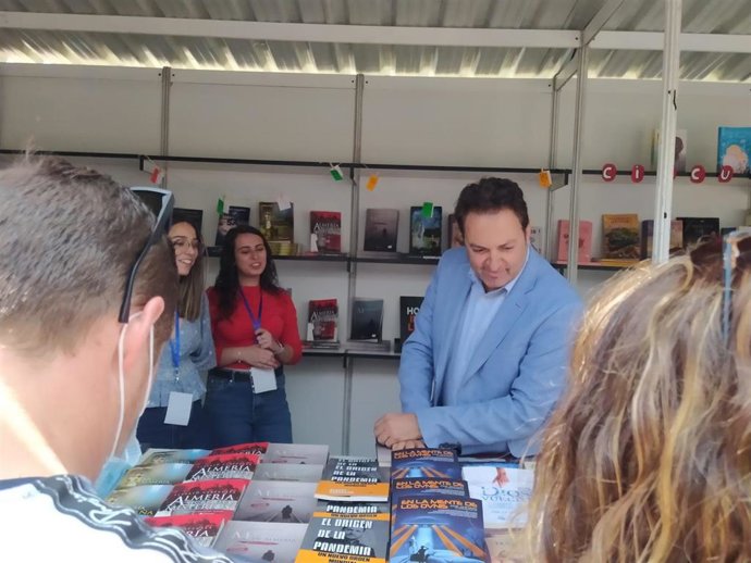 Albert Castillón en la Feria del Libro de Roquetas de Mar