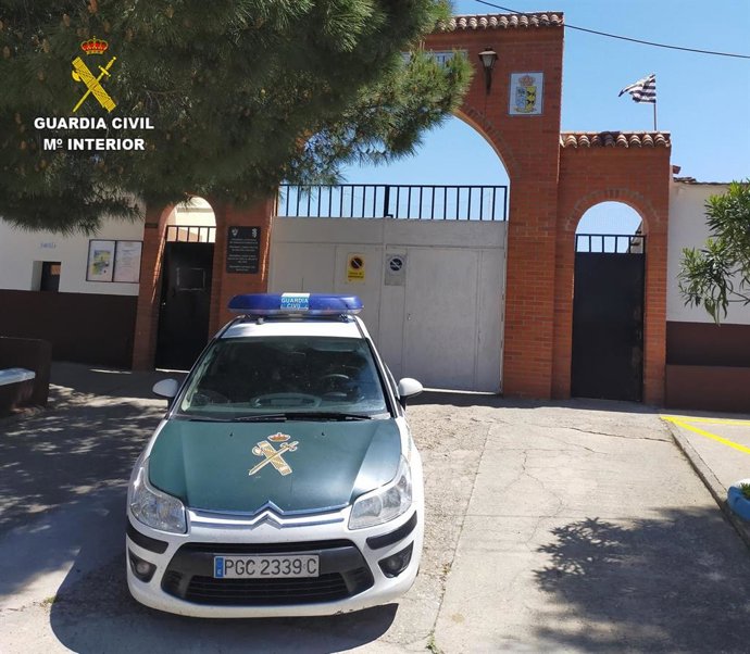Coche de la Guardia Civil en el campo de fútbol de Cebolla