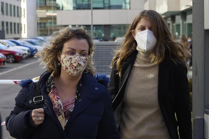 Archivo - La expresidenta de Infancia Libre, María Sevilla (i), asiste al juzgado a que le entreguen la orden de ingreso en prisión, en el Juzgado de lo Penal n 2, a 1 de febrero de 2022, en Madrid (España). 