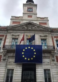 La bandera europea en la Casa de Correos y la Cibeles iluminada de azul para conmemorar el Día de Europa