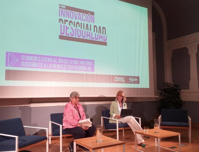 La alcaldesa de Gijón, Ana González (PSOE), y la presidenta de la Fundación Cotec, Cristina Garmendia, durante la inauguración del Foro de Innovación y Desigualdad de Cotec, Centro de Cultura Antiguo Instituto de Gijón