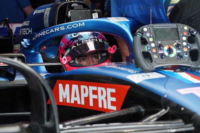 El piloto español de Fórmula 1 (Alpine) Fernando Alonso, durante los enternamientos libres del GP de Miami 2022.