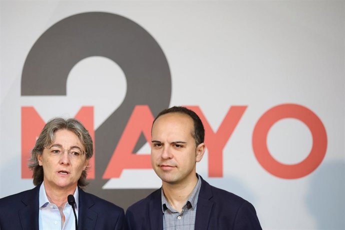 La concejala de Recupera Madrid, Marta Higueras, y el edil José Manuel Calvo intervienen en una rueda de prensa previa a un acto de entrega de la Comunidad de Madrid para conmemorar el 2 de mayo 