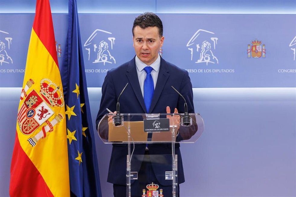 El portavoz del PSOE en el Congreso, Héctor Gómez, interviene en una rueda de prensa posterior a la comparecencia de la directora del CNI  en el Congreso de los Diputados, a 5 de mayo de 2022, en Madrid (España). 
