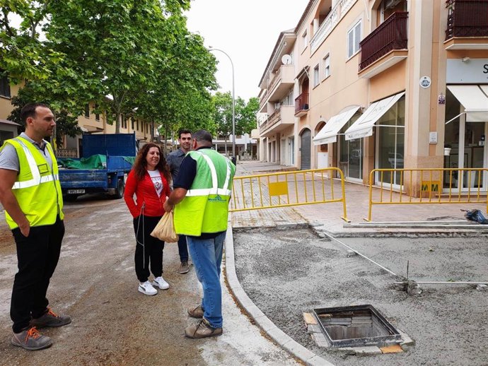 Archivo - Teniente de alcalde de Infraestructuras, Angélica Pastor, junto con el coordinador general del área, Luis Sureda, visitan las obras de mejora del barrio del Secar de la Real.