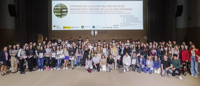 Los 104 escolares participantes en la quinta edición del proyecto SWICEU han recibido sus diplomas en la Universidad CEU Cardenal Herrera. 