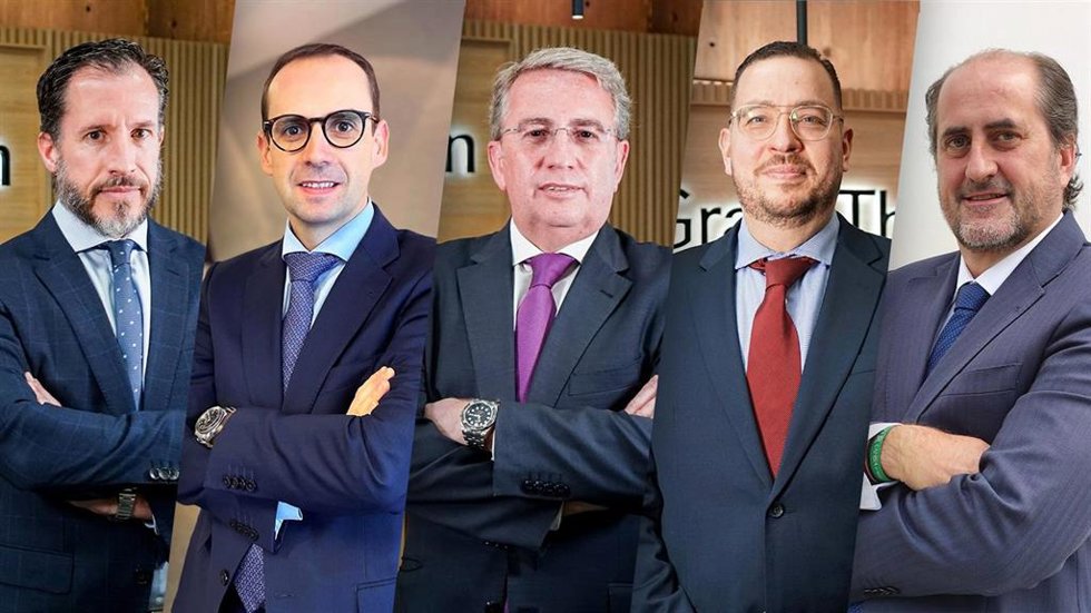 El director de impulso I+D, Iñigo Florez; el director de auditoría, Anastasi Tejedor; el director de consultoría de movilidad y automoción, Ricardo Martín, el director de business solutions, Raúl Miranda, y responsable de M&A de real estate, Ángel Turel.