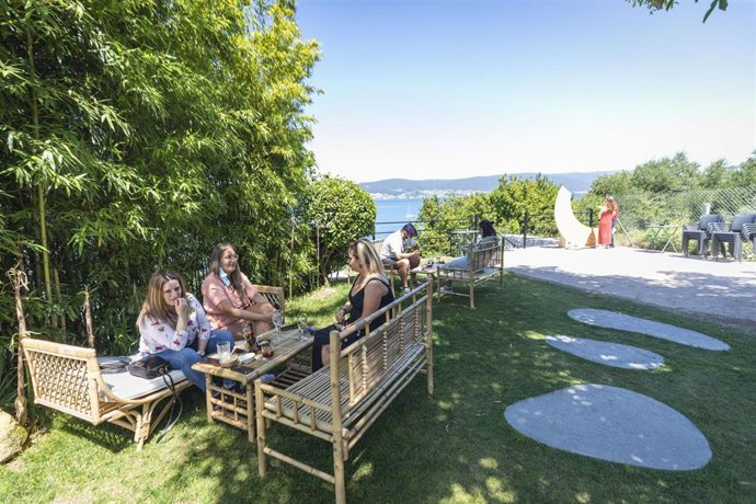 Archivo - Varias personas en la terraza del bar 'Los 3 Monos Aguete', en el municipio de Marín, a 5 de junio de 2021, en Marín, Pontevedra, Galicia, (España). El aumento de las temperaturas y la progresiva mejora de la situación epidemiológica ha colabo