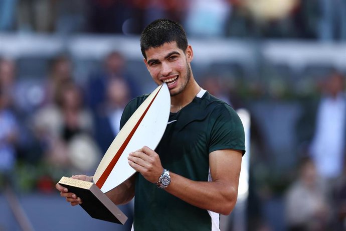 Carlos Alcaraz con su trofeo del Mutua Madrid Open