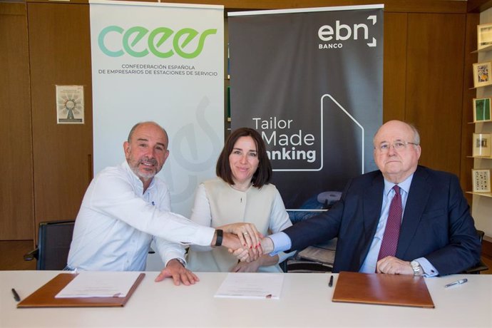 De izquierda a derecha:  Jorge de Benito Garrastazu (residente de CEEES), Nuria Lekue Saratxo (vicepresidenta de CEEES) y José Gracia Barba (presidente de EBN Banco), durante la firma del convenio para anticipar las bonificaciones de 20 céntimos.