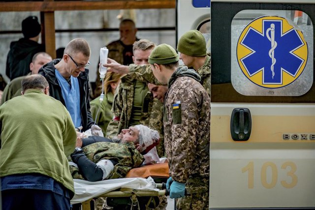Archivo - 29 March 2022, Ukraine, Zaporizhzhia: A wounded Ukrainian soldier gets medical assistance in the military hospital of Zaporizhzhia. Photo: Celestino Arce Lavin/ZUMA Press Wire/dpa - ATTENTION: graphic content
