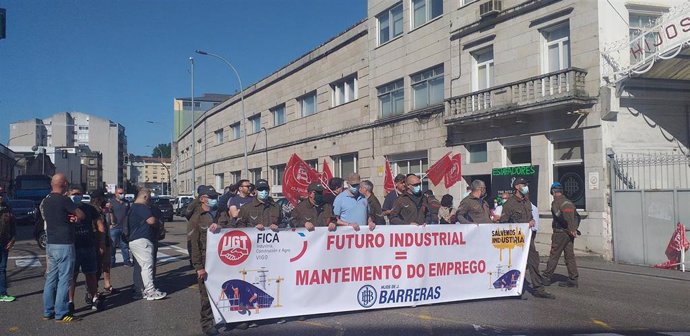 Concentración de trabajadores de Hijos de J. Barreras, convocada por la mayoría del comité, que ostenta UGT, frente a las instalaciones del astillero, en Vigo.