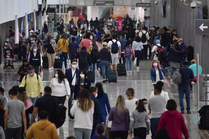 Archivo - Pasajeros en el Aeropuerto Internacional de Ciudad de México