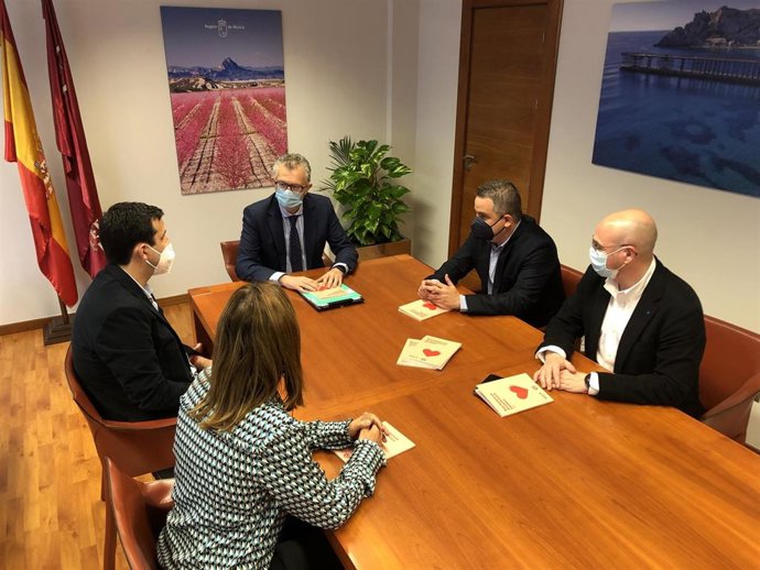 El consejero de Salud, Juan José Pedreño, reunido con el responsable del proyecto Carprimur, el doctor Sergio Manzano (a la derecha del consejero), en la presentación del programa 'Maica'