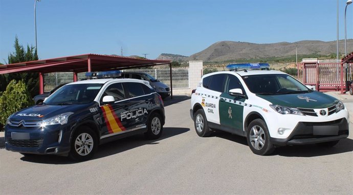 Archivo - Imagen de archivo de un coche de la Policía Nacional y uno de la Guardia Civil.