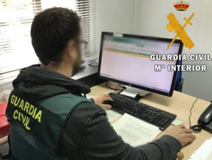 Un agente de la Guardia Civil trabaja en un atestado.