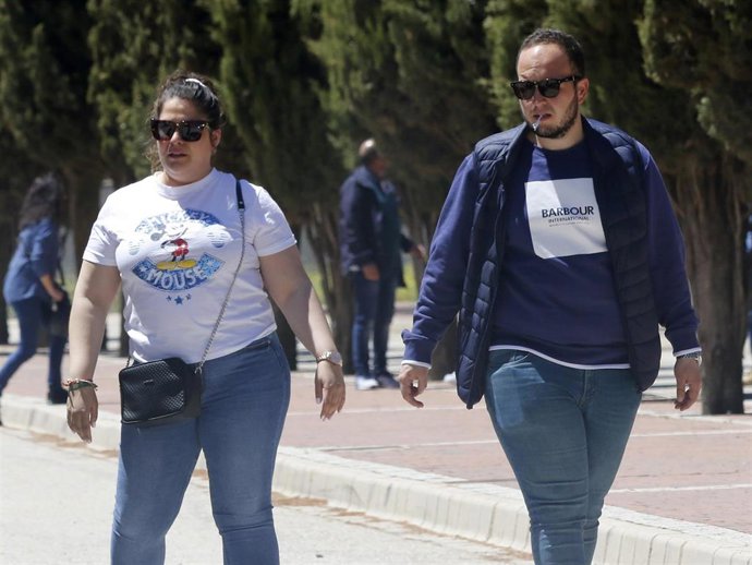 Inma y José Luis, hijos de José Luis Losa, desolados en el último adiós a su padre