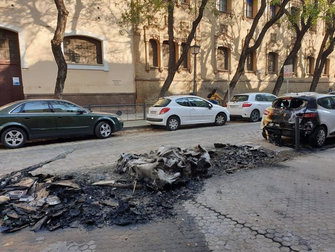 "Oleada de quema" de coches y contenedores en Triana y calle Arjona.