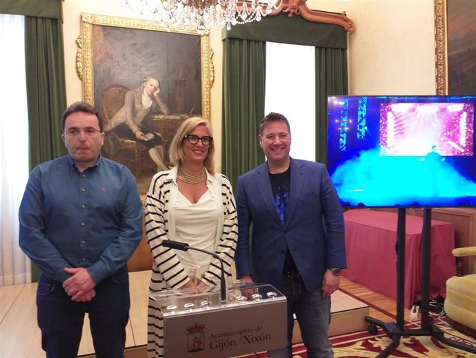 Carlos Latre (dcha), junto a Lara Martínez, presidenta de Divertia, y Manuel Ángel Vallina, concejal de Cultura, durante la presentación en el Ayuntamiento de Gijón del espectáculo 'One Man Show',