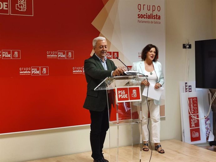 O portavoz parlamentario do PSdeG, Luís Álvarez, en rolda de prensa xunto á deputada Begoña Rodríguez Rumbo