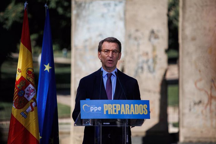 El presidente nacional del PP, Alberto Núñez Feijóo, participa en el acto organizado por el PP para conmemorar el Día de Europa y el LXXII aniversario de la Declaración Schuman, a 9 de mayo de 2022, en Madrid (España). Esta semana dan comienzo en toda E