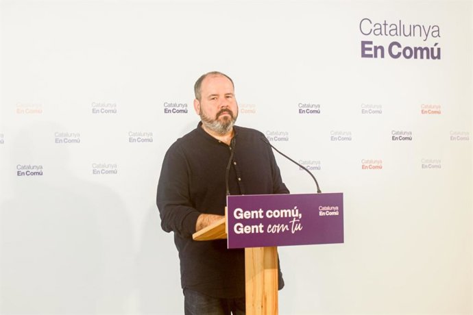 El portaveu dels comuns i diputat al Congrés, Joan Mena, en la roda de premsa