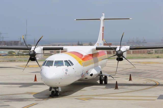 Archivo - Avión de Air Nostrum que presta el servicio desde Melilla.