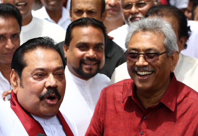 Archivo - 07 October 2019, Sri Lanka, Colombo: Sri Lankan presidential candidate and former defence chief Gotabaya Rajapaksa (R) leaves the election commission, with his brother and former president Mahinda Rajapaksa (L), after filing his nominations pa