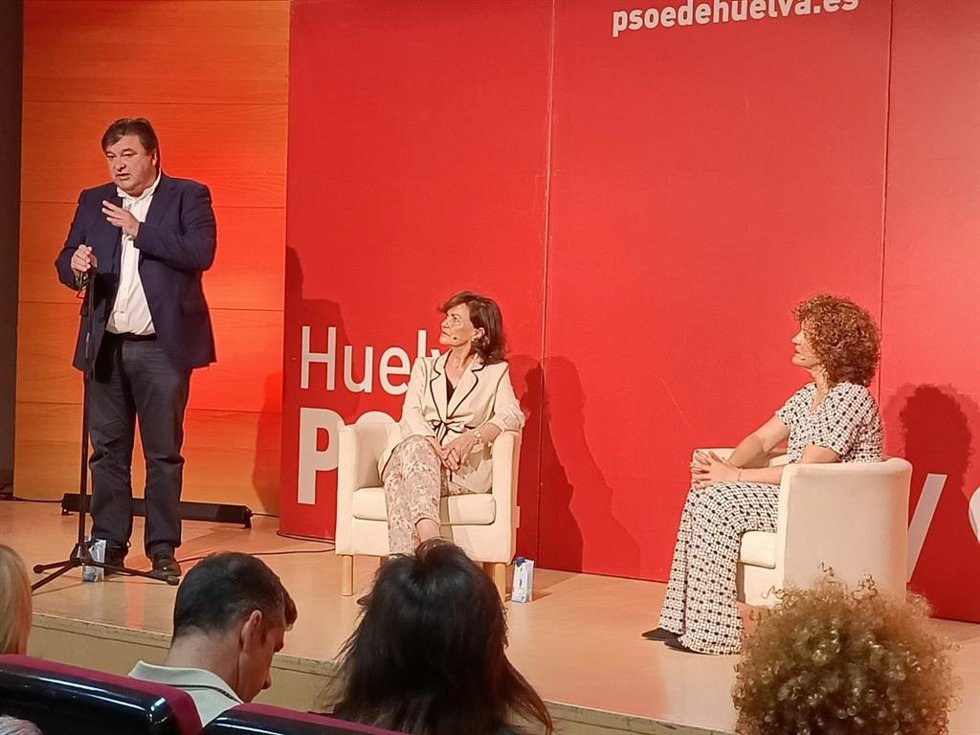 La diputada del PSOE, Carmen Calvo,  durante un encuentro con asociaciones de mujeres en Huelva, junto a la secretaria general del PSOE onubense, María Eugenia Limón, y el alcalde de Huelva, Gabriel Cruz.