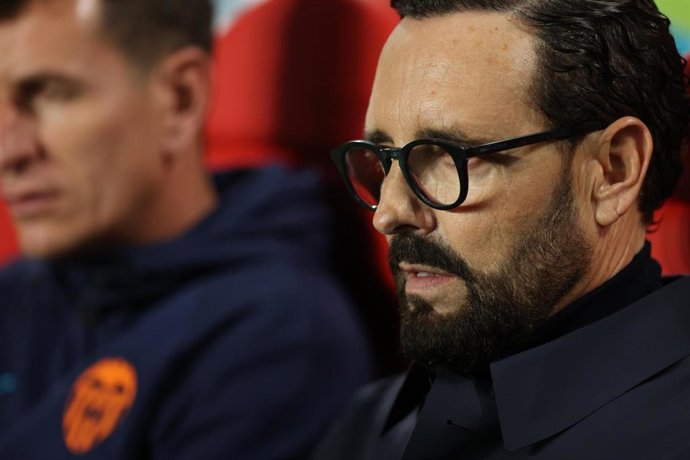 El entrenador del Valencia, José Bordalás, durante el partido de LaLiga Santander 2021-2022 ante el Rayo Vallecano en el Estadio de Vallecas.