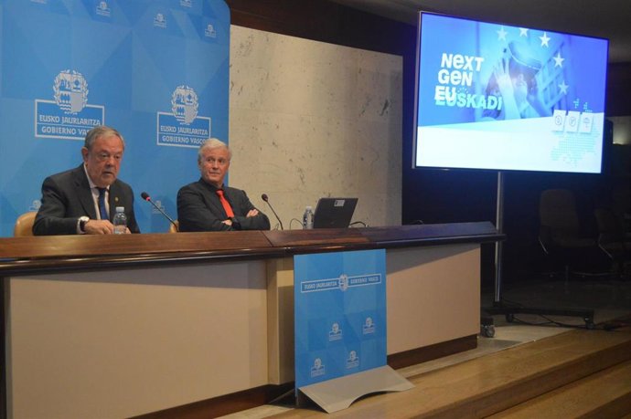 El consejero de Economía y Hacienda, Pedro Azpiazu, y el director de Política de Cohesión y Fondos Europeos, Iñaki Barredo, presentan la nueva herrramienta web Next Gen Euskadi.