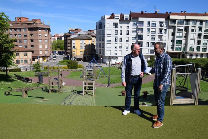 El primer teniente de alcalde de Siero, Alberto Pajares, y el concejal de Foro Siero Eduardo Llosa visitan el parque Boladro.