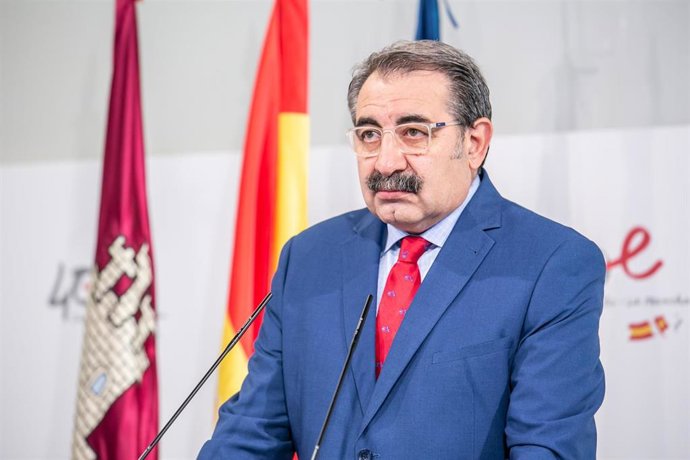 El consejero de Sanidad, Jesús Fernández Sanz, ha informado en rueda de prensa en el Palacio de Fuensalida, de asuntos del Consejo de Gobierno relacionados con su departamento