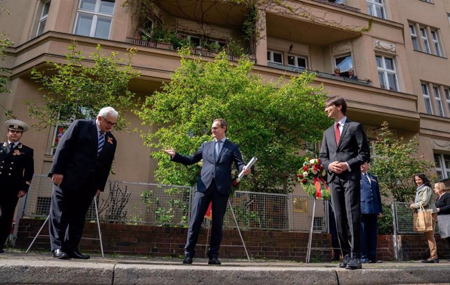 Archivo - Michael Mueller junto a Yuryevitch Nechayev, embajador ruso en Alemania, y Denis Sidorenko, embajador de Bielorrusia en el país.