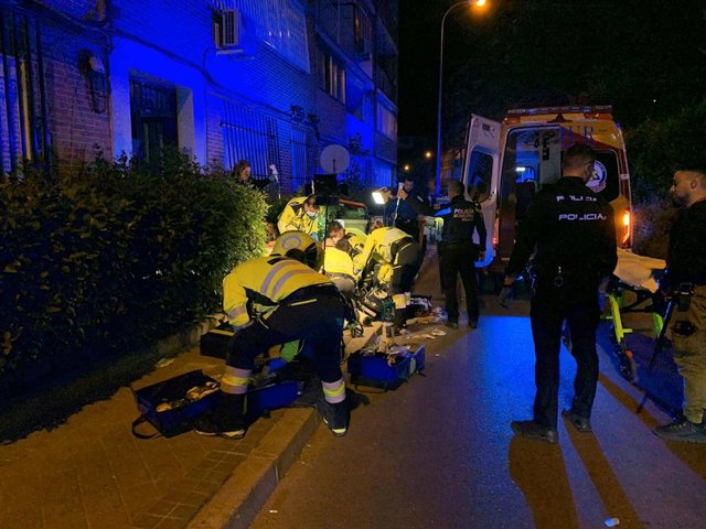 Equipos de Samur Protección Civil atendiendo al joven de 25 años con una herida de arma blanca.