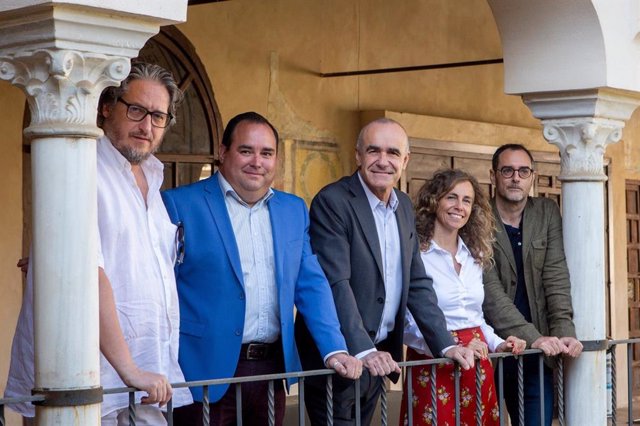 El presidente de la AFLS, Rafael Rodríguez, y el alcalde de Sevilla, Antonio Muñoz -ambos en el centro-, en la sede del ICAS con ocasión de la presentación de la novedades de la próxima Feria del Libro.