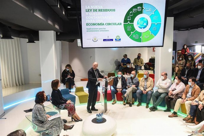 El Vicepresidente del Gobierno, Juan Cofiño, interviene en una jornada de Cogersa sobre la nueva ley de residuos.
