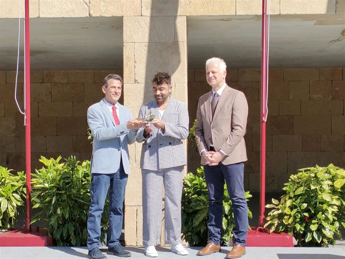 El alcalde de Logroño, Pablo Hermoso de Mendoza, entrega la 'Estrella de Europa 2022' a 'Concéntrico'