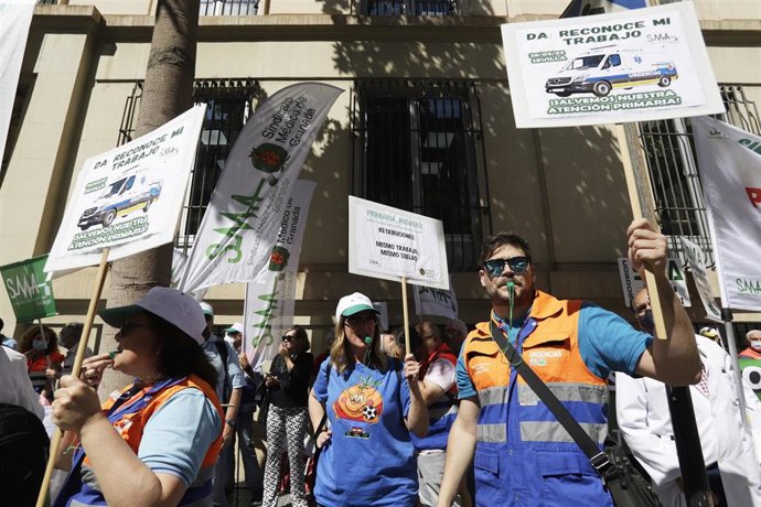 Cientos de facultativos y técnicos de ambulancias de toda Andalucíase, convocados por el Sindicato Médico Andaluz,  se concentran ante la Delegación Territorial de Igualdad, Salud y Políticas Sociales para reivindicar una Atención Primaria de calidad.