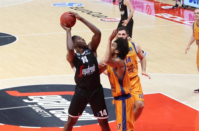 Archivo - Mam Jaiteh, del Segafredo Virtus Bologna lanzando a canasta ante Louis Labeyrie, delValencia Basket Club en un partido de Eurocup 